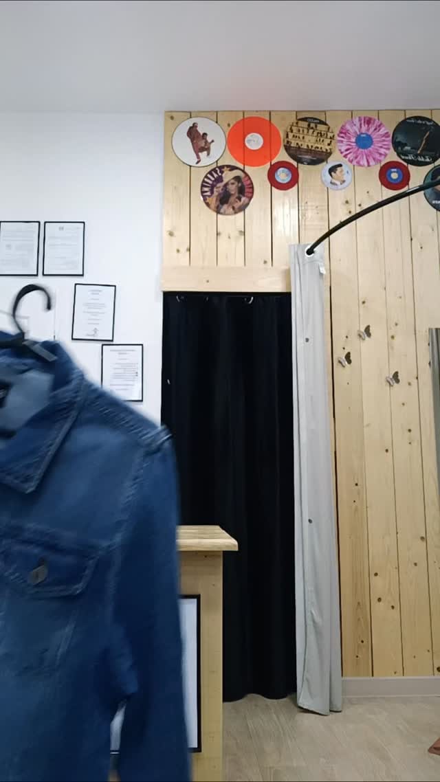Trendi teksas gornjak sa diskretnim cvetnim aplikacijama.
