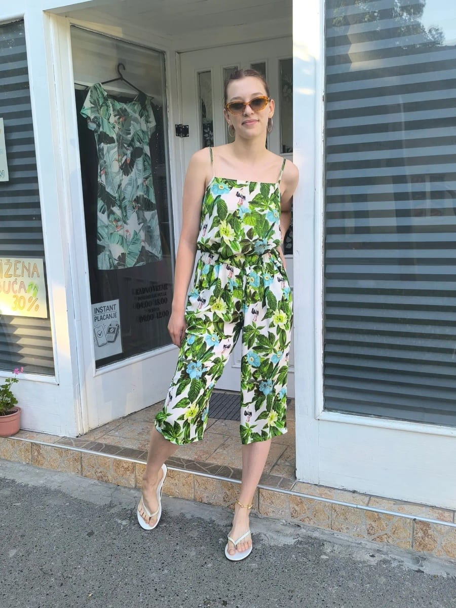 🌿 Letnji kombinezon koji osvaja na prvi pogled! 🌿